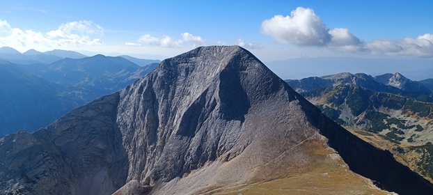 grimpant la cime Vihren et la cime Kutelo